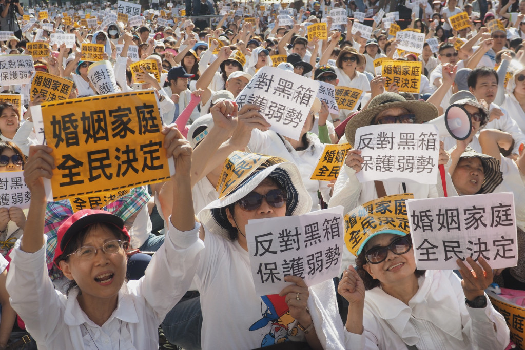 反同婚團體下一代幸福聯盟號召千人身穿白衣包圍立法院，喊口號「反對黑箱，保護弱勢」，要求婚姻家庭應由全民決定。圖／張家銘