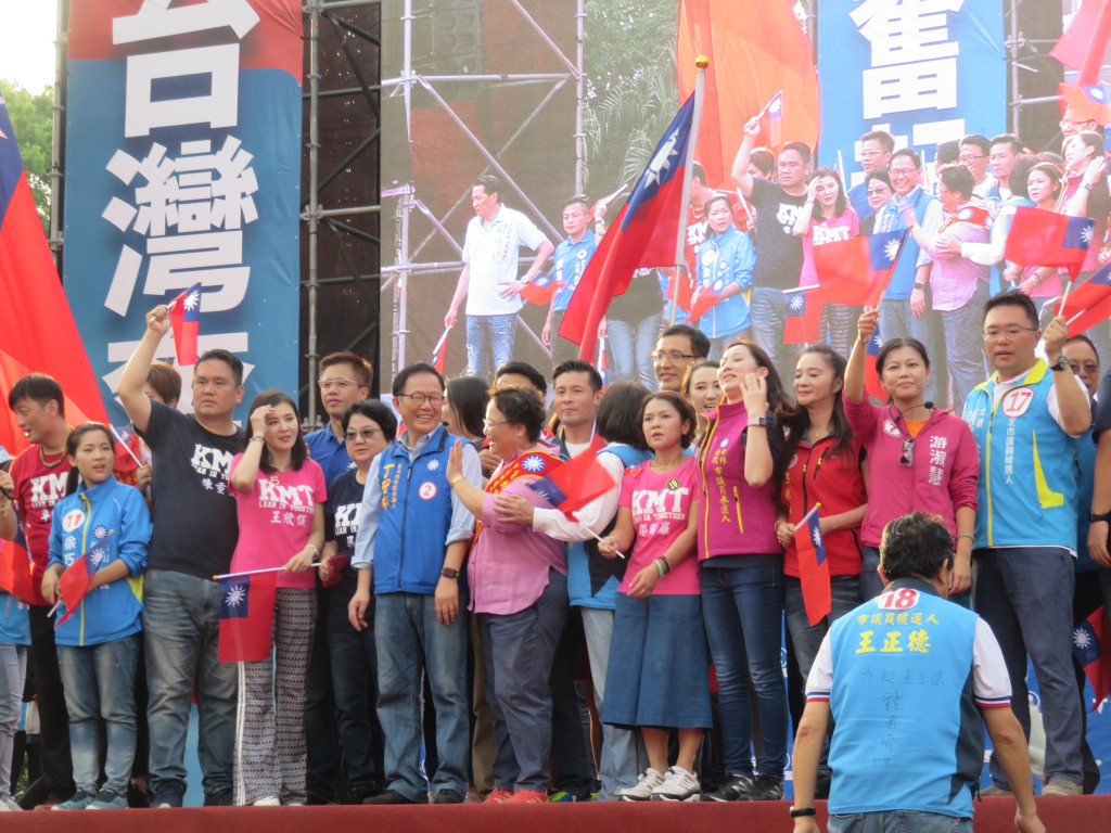 中國國民黨台北市長候選人丁守中與同黨台北市議員候選人一同上台造勢。圖／程士華