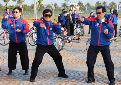 馬先生任內留傳下的兩幅照片，夠令略有見識國人汗顏。其一是故宮南院開幕之日，馬先生和香港打仔影星成龍，皆是一身運動裝，與單車合影，顯然兩人剛並肩進行一趟單車健行（中央社資料照）