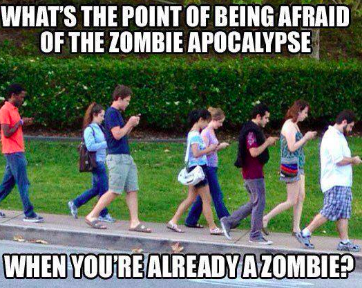 手機蔚為風行以來，邊走邊看手機，成了司空見慣的現相，但人們是否有想到它帶來的健康風險。（作者提供）