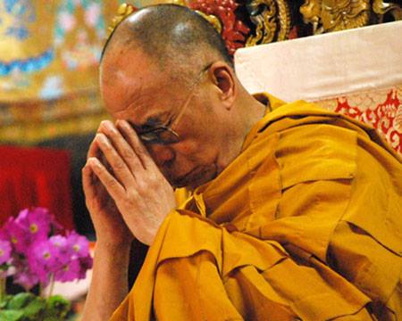 由於中國宣稱擁有西藏主權，依據是「中國」皇帝的「冊封」，即達賴喇嘛的權力來源於「中國」皇權。而西藏人民贈給尊者的印璽，卻宣示達賴喇嘛的權力來自佛陀。出於對「被治者同意」、「主權在民」和「人民主權」的認同。圖／取自達賴喇嘛臉書