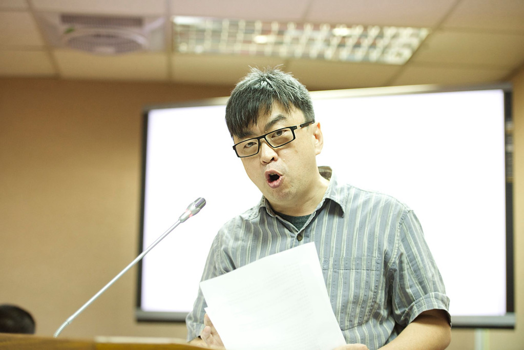 民進黨立委段宜康今天在立院質疑法務部為何未針對對方事前通報抗議，並拍桌批評法務部指民眾的憤怒是「民粹」，法務部才是「官粹」，雙方爆發口角。（黃謙賢攝）