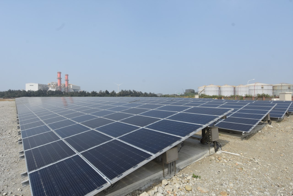 台泥綠能首期太陽光電設施已完成，發電量2MW，二期也取得許可，將規劃陸域風機，合計達33.7MW。（彰化縣政府）