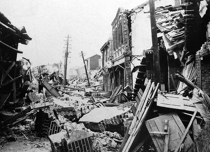 1935年4月21日清晨發生的新竹－台中地震，芮氏規模達7.1，3276人死亡，1萬1976人傷。這次地震也是台灣自有科學觀測紀錄以來，單一天然災害死亡人數最多的一次。圖為當時倒塌的街景。圖／Public Domain