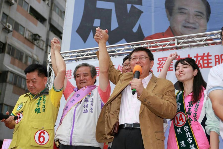 鴻海董事長郭台銘昨天接受媒體專訪時表示,懂經濟的候選人能協助產業安定,柯文哲今天對媒體說,郭台銘的目標是對的,台灣的確需要跟大陸做生意,但他認為郭台銘的方法不對。﹝柯文哲競選辦公提供﹞