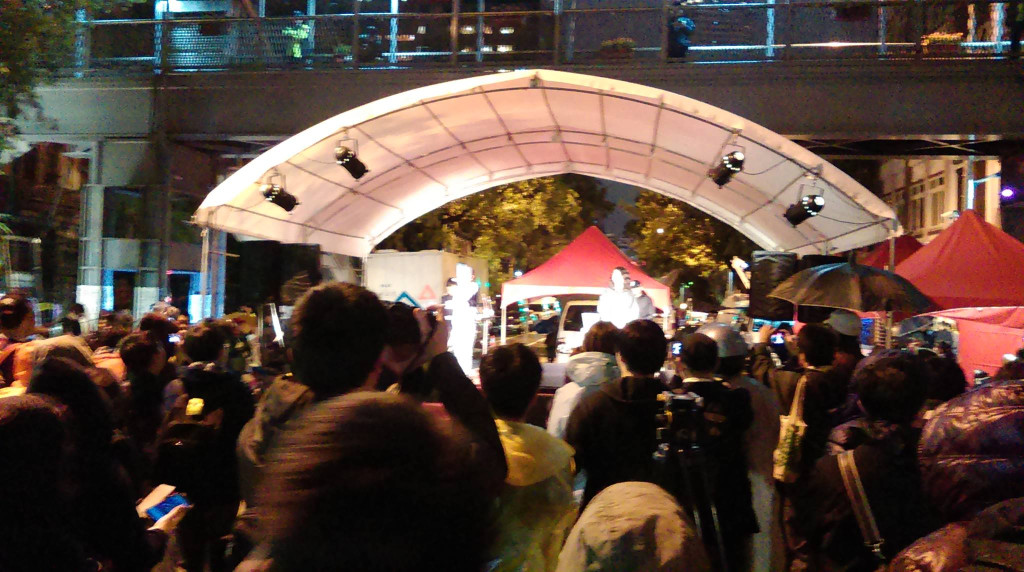 行政院血腥鎮壓滿周年，黑色島國青年陣線今晚在立法院旁舉行「走回無光的所在。默哀323」晚會。（張龍僑攝20150323）