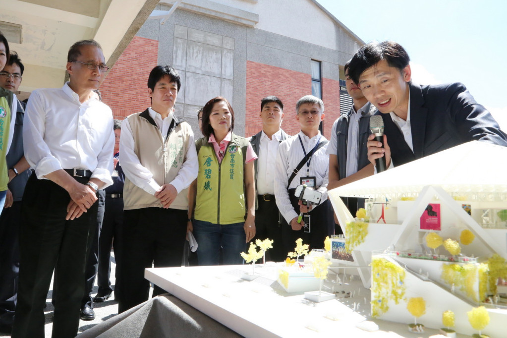 行政院長林全今(5)日特地到台南，由賴清德市長陪同視察台南市美術館建設工程，文化局長葉澤山進行簡報。(照片/南市府提供)