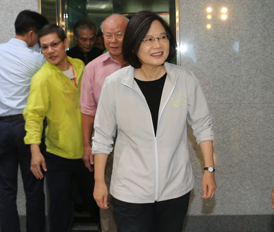 民進黨主席蔡英文（圖）透露「有機會去參加今年的國慶」，包括總統府、國民黨檔部及總統參選人洪秀柱都同聲表示樂見、歡迎。（中央社）20150908