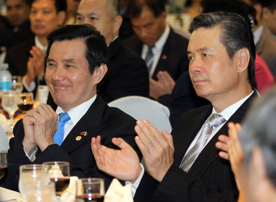 有報導指國安會秘書長金溥聰（右）隱身在總統馬英九（前左）後操縱，欲找廣播老闆擔任副揆。（資料照片，中央社）