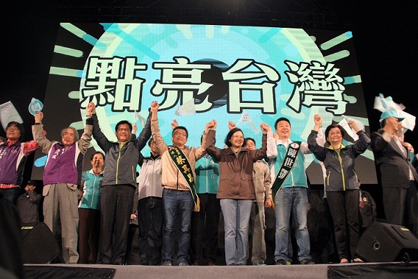 小英和海線立委造勢大會,蔡英文和林佳龍都強調立法院一定要過半,施政才有效能,改革才能成功。(小英大仁中市總部提供)