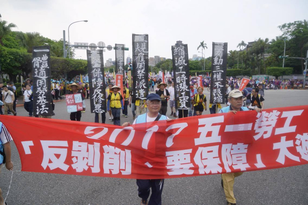 勞團發起五一大遊行，總統府回應，政府高度重視勞工權益保障，未來更須致力於產業升級，從改善整體經濟的方向著手，讓勞動所得跟工作條件能不斷提升。圖／ 張良一