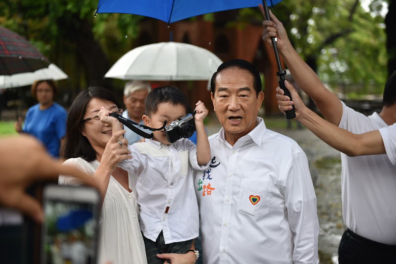 宋楚瑜在高雄獲得不少新粉絲(記者陳俊廷攝)