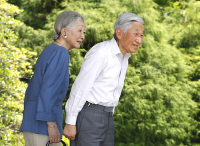 日皇明仁（右）透露有意遜位，也就是「生前退位」，讓位給皇太子德仁。圖為日皇明仁6月與皇后美智子在栃木縣公開露面。圖/中央社（共同社提供）