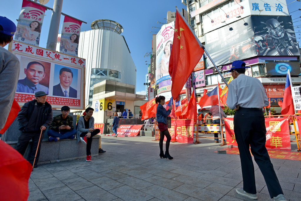 民眾透過網路提案增設刑法條文禁止中國五星旗在台灣公開懸掛、展示、陳列出現並經附議後成案。法務部今（3）日認定不符憲法保障人民言論自由意旨，提案不予採納。圖為台北街頭出現的五星旗。圖／郭文宏（資料照片）