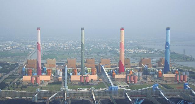 雲林縣長李進勇宣示禁燃石油焦與煤，台灣健康空氣行動聯盟發起人葉光芃醫生喝采，呼籲台中市長林佳龍跟進，禁掉全球CO2排放量第一名的台中火力發電廠（見圖，取自台電20150120）