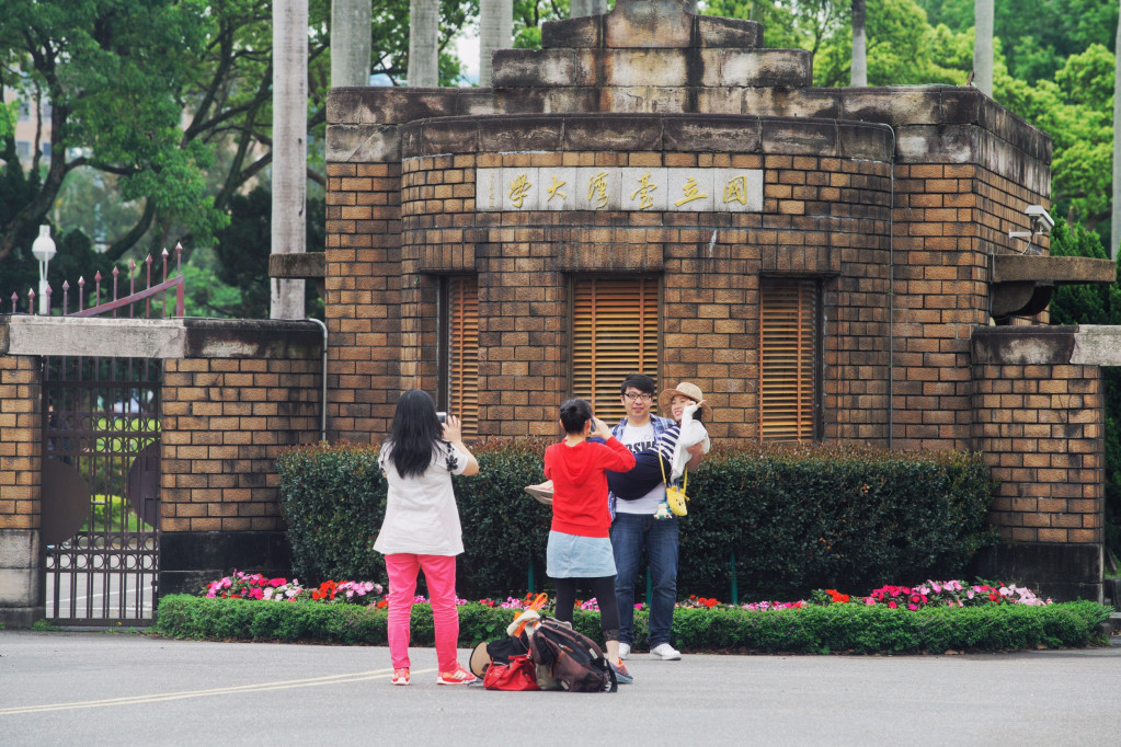 台大學生反映，校方要求研究生論文封面要寫上「民國」紀元，否則無法完成論文繳交「審查」，拿不到畢業證書，痛批校方強加意識形態，令人不齒。圖／張良一（資料照）