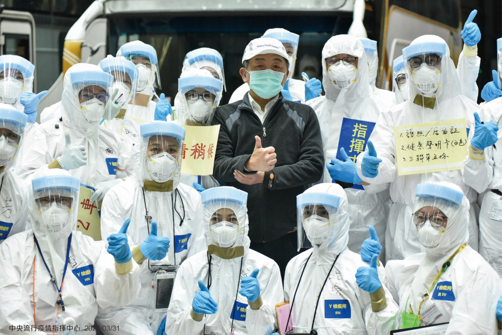 連續二班類包機平安返台，相關檢疫程序順利完成，指揮官陳時中與第一線防疫人員合影。 圖/指揮中心提供