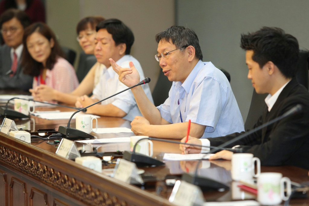 台北市長柯文哲對休假的北市警員一眼認出一銀盜領案主嫌讚不絕口，也認為北市建置的1.4萬支監視器「相當有效率」。（北市府提供）20160718