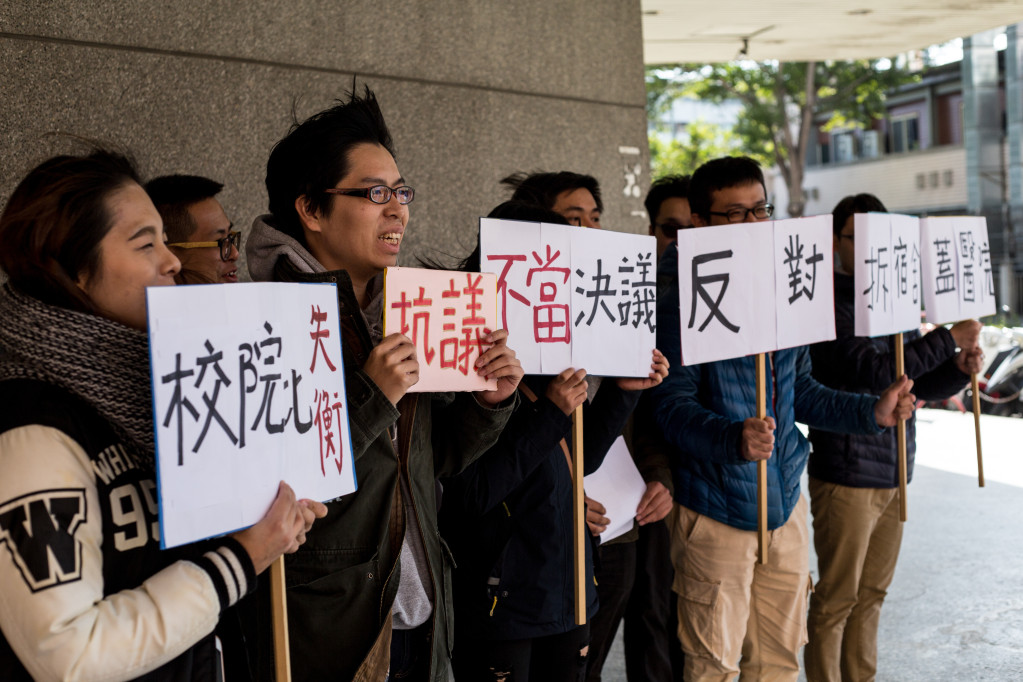 中國醫藥大學多名學生發表聯合聲明，反對學校宿舍改建為醫院。圖／中國醫藥大學攝影社陳德叡提供