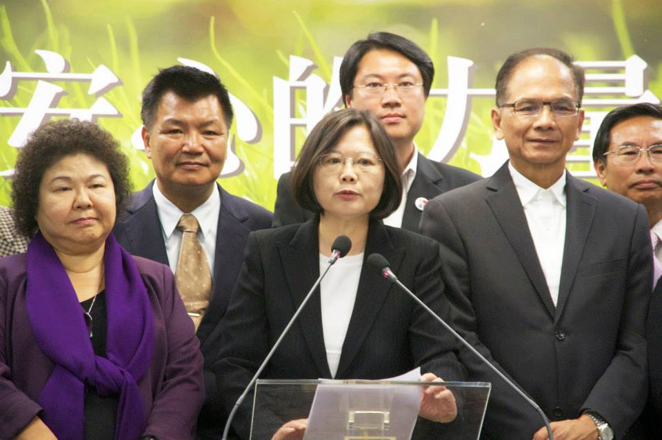  蔡英文率新科縣市長向全民致謝（記者黃謙賢攝） 