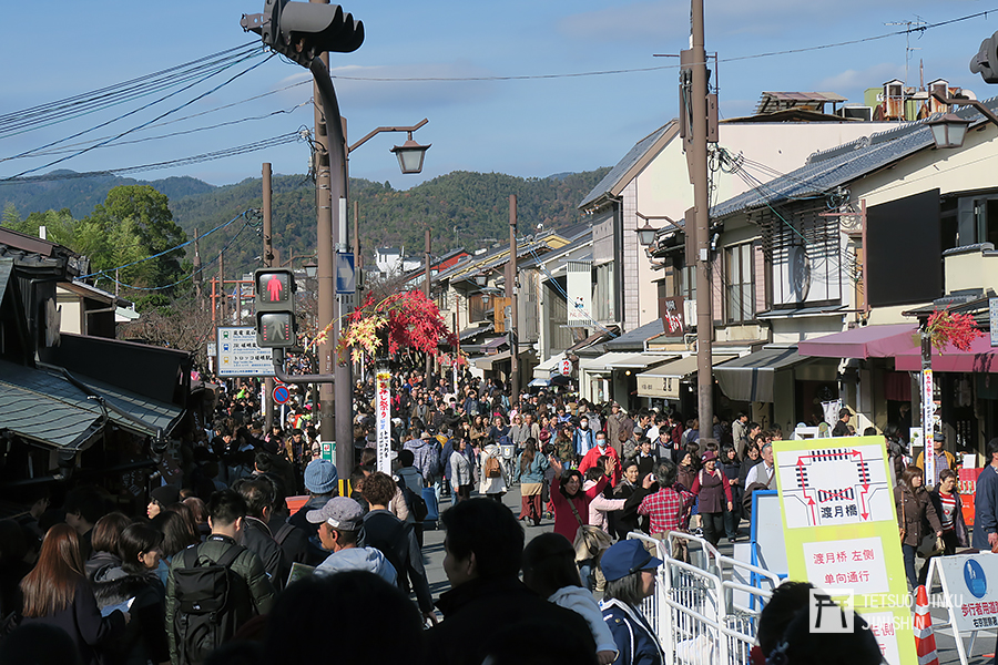 京都嵐山地區因為擁有天龍寺、鈴蟲寺、常極光寺、渡月橋等知名賞楓景點，因此今年的賞楓季節吸引了大量觀光客前往，將周邊道路全塞爆了。圖/陳威臣