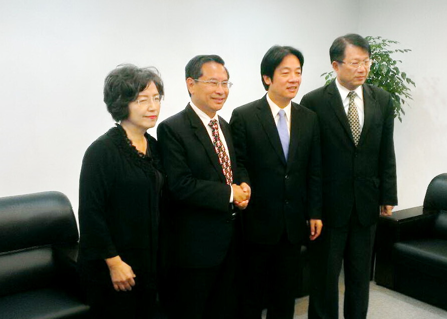 左起鄭玉娟、涂醒哲市長、賴清德市長、顏純左副市長（照片涂醒哲辦公室提供）