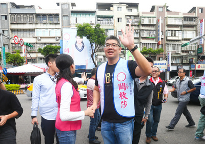 國民黨台北市長參選人連勝文今天反駁柯文哲總部發言人潘建志，認為他批評連震東曾遭彈劾是打臉柯文哲。（中央社）