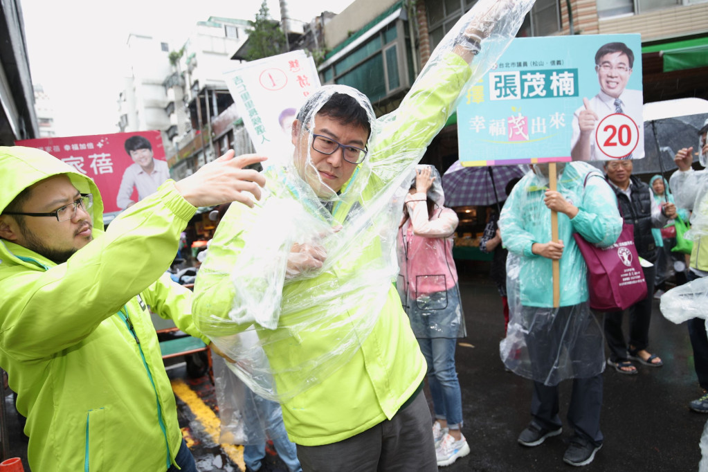 民進黨台北市長候選人努力扮演母雞角色，和同黨市議員候選人一同掃街拜票。圖／姚文智競選辦公室提供