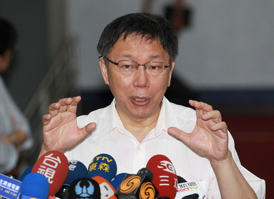 反課綱學生夜襲教育部，還有3名記者被逮捕，是否有人報案就可抓記者？台北市長柯文哲今天表示，這個問題要去問昨天的檢察官，不是問他，因為檢察官接手take over指揮權。（中央社資料照20150724）
