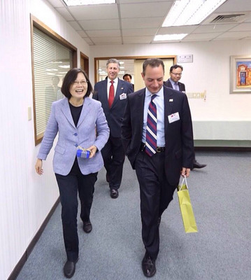 美國國會眾院議長萊恩（Paul Ryan）讚揚，總統當選人川普遴選共和黨主席蒲博思（Reince Priebus）（前右）為白宮幕僚長，是有助於在國會達成使命的最佳選擇。圖/蒲博思去年率團拜會民進黨，前左為總統蔡英文。（取自蔡英文臉書）