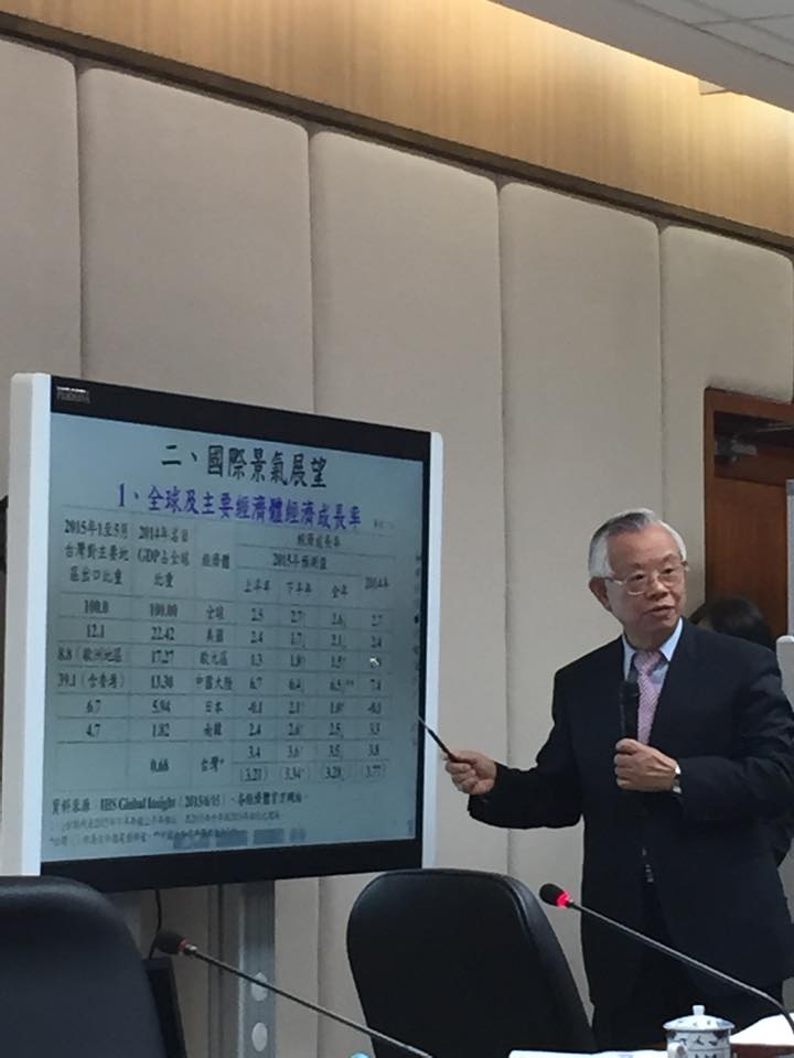 央行決定繼續維持三大利率不變，但變的是總裁彭淮南特別搬來電子從白板手繪時代跨入液晶螢幕電子檔案時代，比起手繪線圖，彭淮南直誇有效率！（陳文蔚 攝）