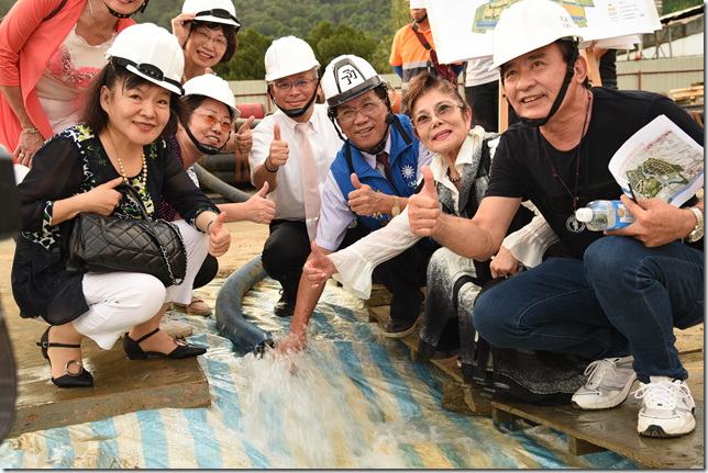 南投出優質溫泉，廬山溫泉即是一例，但腹地狹小無發展空間，致違建林立，政府為此斥資33億5千萬元，另開發埔里福興農場溫泉區，作為遷建之用，現已試挖出溫度42.9度的碳酸氫鹽泉，出水量充足，政府將依北歐經驗，追求現代化觀光建設，也歡迎「鮭魚返鄉」共襄盛舉。（南投縣政府）