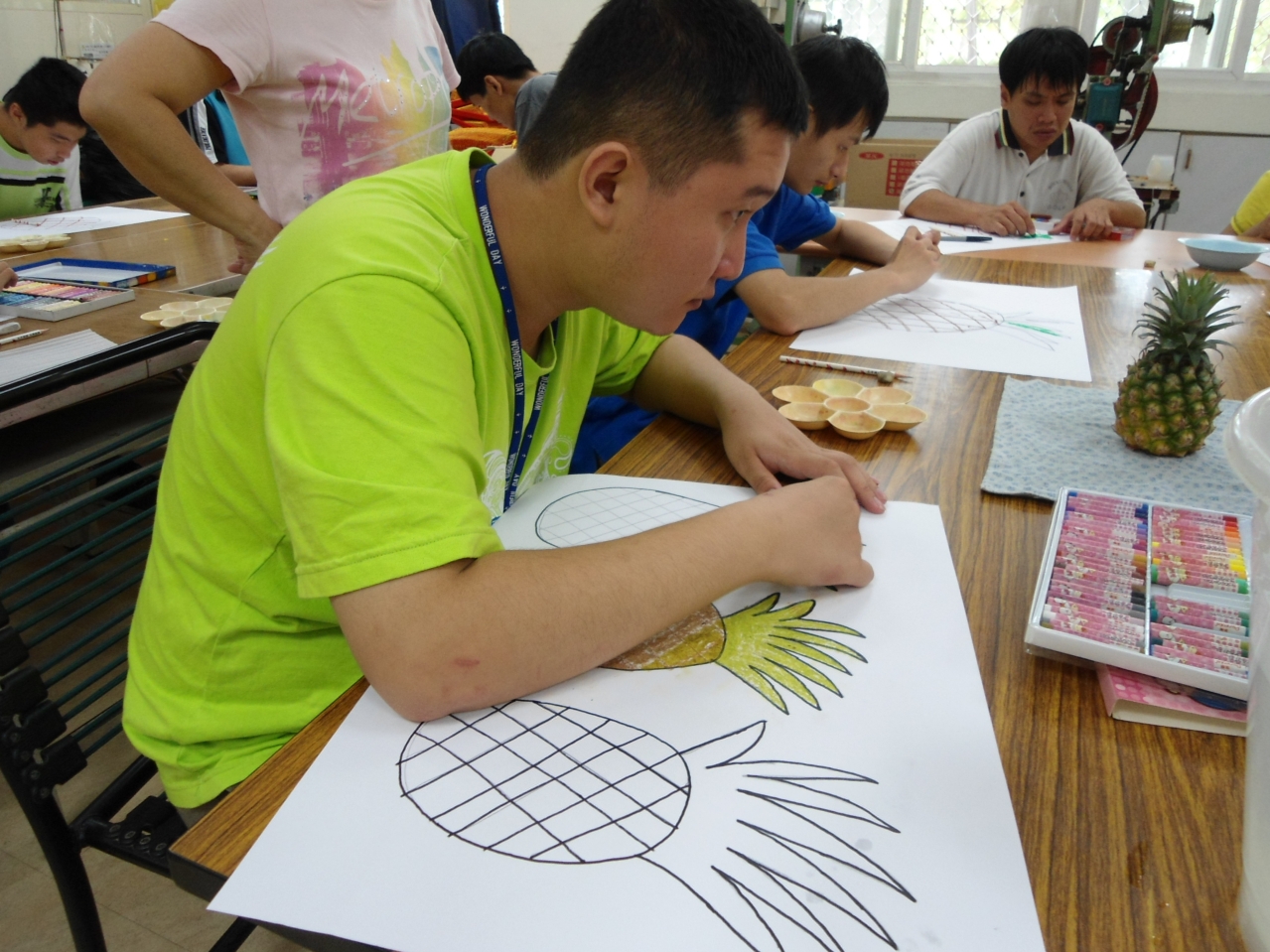 小宇作品被知名建商雄崗建設收藏，從他的作品中，也可以看見阿宇想與人溝通的渴望 /社會局無障礙之家提供