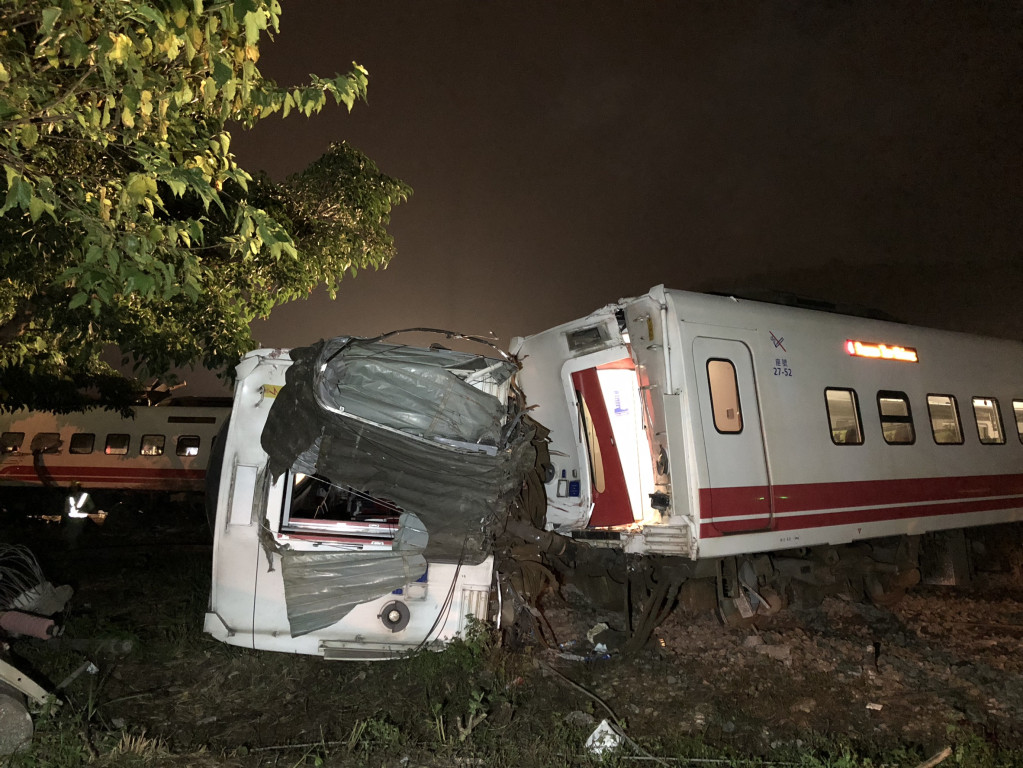 台鐵普悠瑪列車21日下午行經宜蘭新馬車站時出軌翻覆，立委質疑，是否和當初採購降低規格有關，也應一併調查。圖／台鐵提供