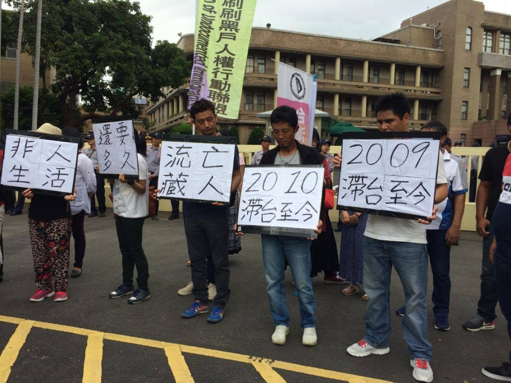 數名流亡藏人今（21）日到行政院前陳情，表達他們已多年來因為護照過期又無法出境更新的困境，過著沒有健保也沒辦法工作的「非人生活」，希望政府能協助他們解決沒身份的問題。圖／李秉芳