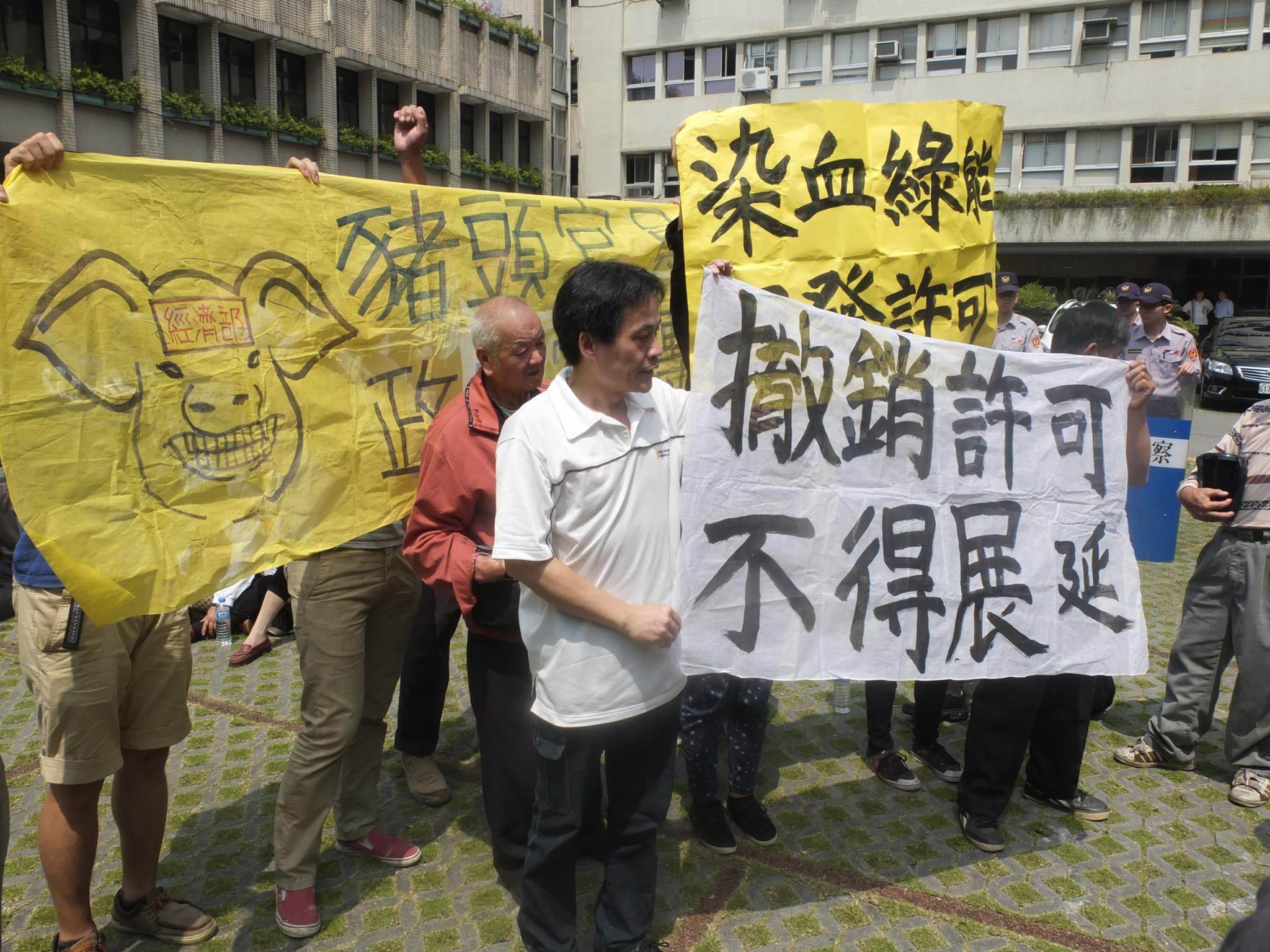 苗栗苑裡反瘋車自救會上午突襲經濟部，並佔領中庭。（苑裡反瘋車自救會粉絲頁）