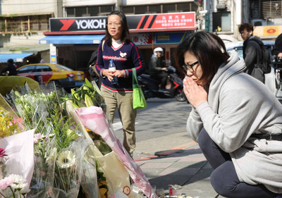 昨(28)日台北市內湖區發生4歲女童遭人砍殺致死案，案發現場有不少民眾獻上的花束和玩偶。台灣兒科醫學會強烈譴責這類事件，並呼籲政府決策與行政部門，均應以此為鑑，積極行動以避免這類憾事再度發生。(圖片: 中央社提供)