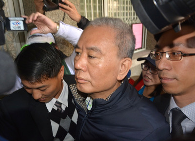 彰化地方法院3日上午再就前頂新製油負責人魏應充(前中)等4人重開羈押庭,檢方質疑魏應充等人在證人未完全訊畢前交保恐串證,及有逃亡之虞。最後彰化地院裁定,魏應充以三億交保,網友對彰院讓魏「回帝寶過年」一面倒怒責。(中央社)20150203