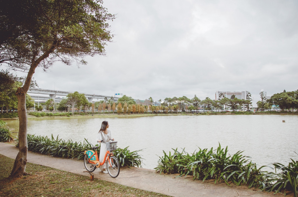 環繞長庚湖畔的步道，在此漫步、騎YouBike皆愜意。圖／莊智淵