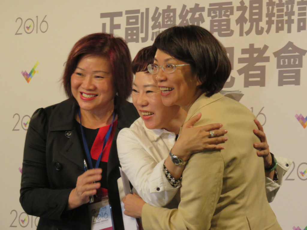 國民黨副總統候選人王如玄今（26）日參加副手辯論，呈現感性的一面，也邀請與她熟悉的工會負責人來現場擔任貴賓。（記者唐詩攝影）