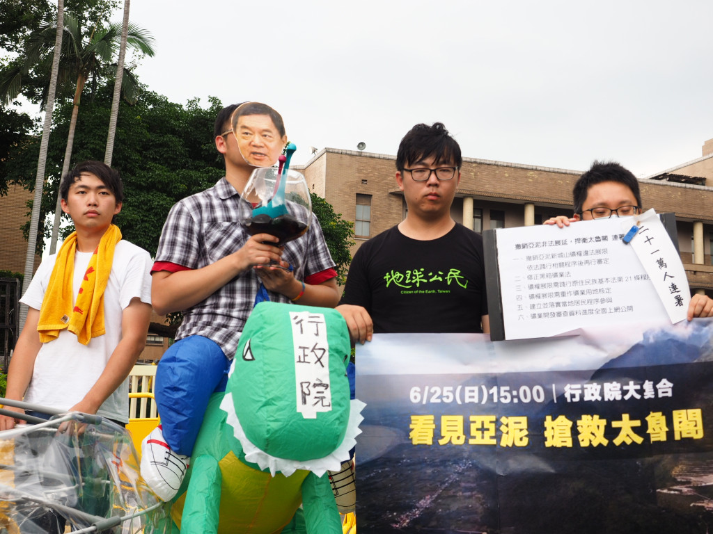 環團送「東東魚缸」到行政院，諷刺亞泥徐旭東就是在行政院這隻大惡龍的護航之下，才有辦法不經過部落同意，持續霸凌礦場下的太魯閣族人。圖／張家銘