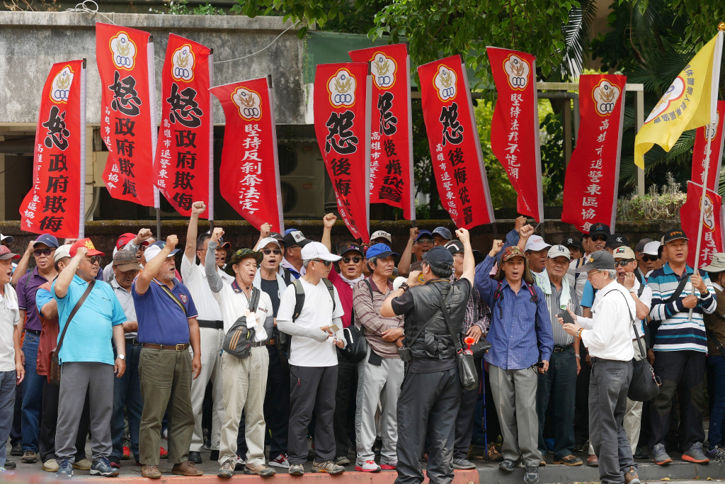 退警總會為表達政府對於退休警消人員年改不公，今（23）日下午發起抗議行動，過程中不僅侵入監察院將中華民國國旗降下、潑紅漆、灑冥紙等，更發生4名媒體記者、2名員警遭毆打事件，對此台北市警察局晚間表示，抗議群眾已逾越合理表達訴求範圍，警方已掌握滋事份子，將依法從嚴究辦。圖／張家銘