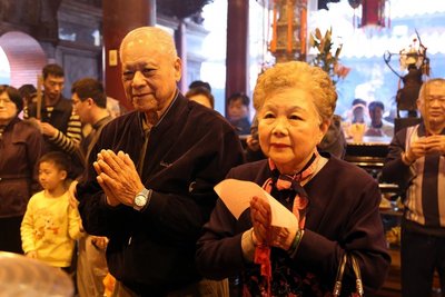 台北市長柯文哲父母柯承發、何瑞英21日到雲林縣北港朝天宮參拜，除祈求媽祖保祐平安外，也希望兒子在台北市執政順利。（朝天宮提供）中央社