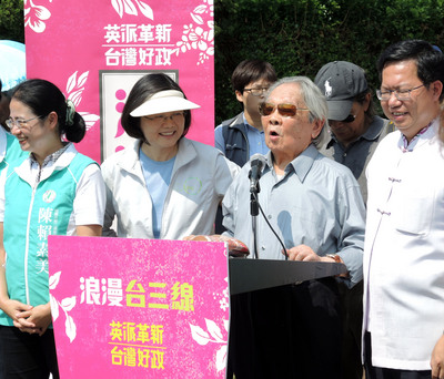 民進黨總統參選人蔡英文（左2）23日赴桃園龍潭聖蹟亭，啟動「台三線浪漫大道」行程，客家文學大老鍾肇政（前右2）陪同出席。（中央社）20150923