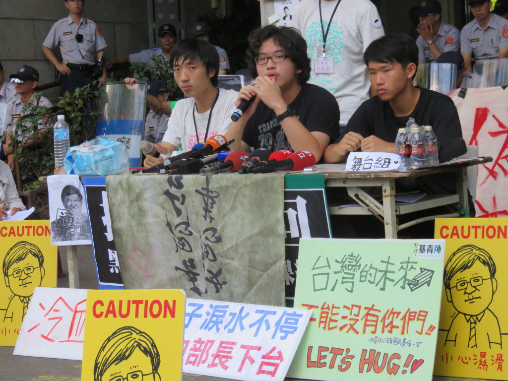 反課綱學生今晚宣布撤離教育部，學生稍早強調，「社會運動是比氣長，而不是比氣猛」，會將安全放在第一位，若颱風的風雨的確會威脅到學生安全，不排除撤離教育部。（記者林冠妙攝20150806）