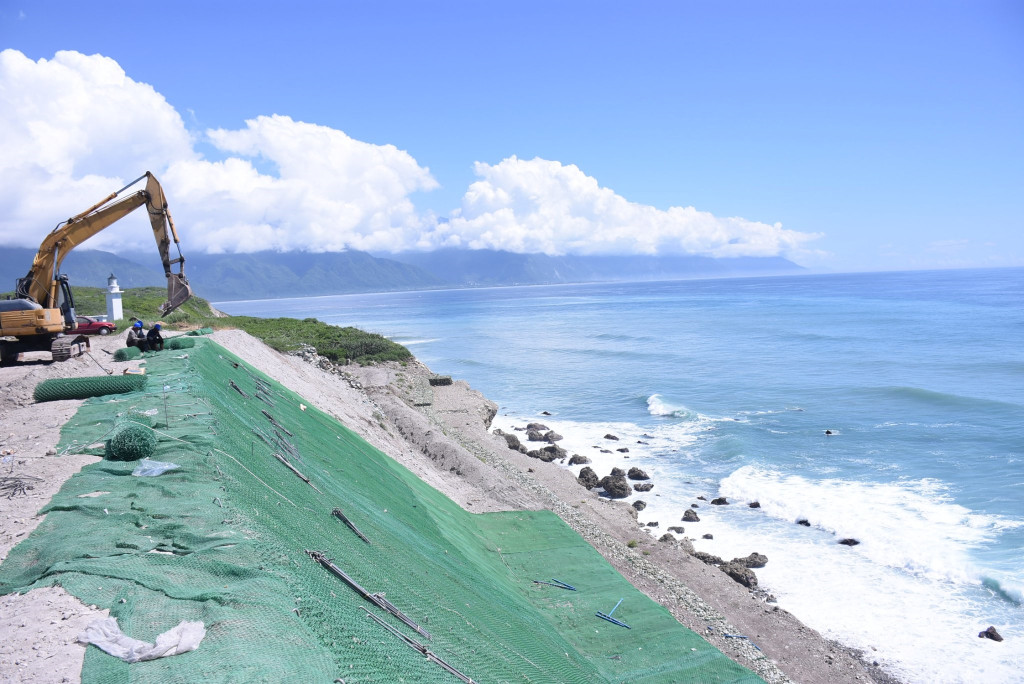 颱風逼近，七星潭海岸「環保公園」正加緊強化護波工程。圖／市公所提供