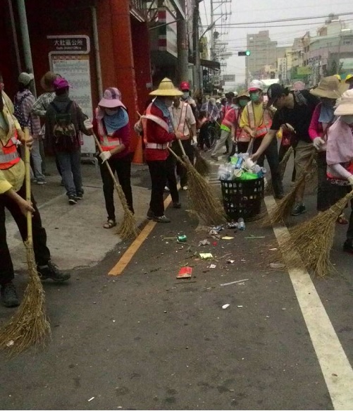 「媽祖遶境、台灣乾淨」的口號是要靠3,000環保志工及100名清潔隊員來達成，好不容易。（中市府提供）