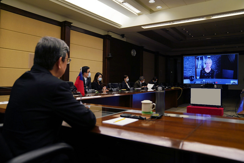 副總統陳建仁昨（24）日晚間與美國約翰霍普金斯大學彭博公共衛生學院及AIT處長酈英傑（Brent Christensen）進行視訊會議。酈英傑盛讚，臺灣模式是世界上最有效的模式。圖/總統府提供