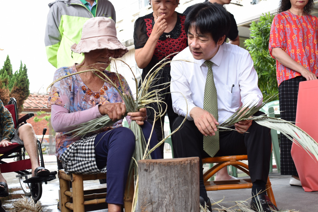 前行政院長賴清德今日赴嘉義參訪，被問到初選問題時，賴清德強調，如果初選遙遙無期，不僅基層非常焦慮，對民進黨明年的立法委員及總統選舉，也會帶來重大的影響。圖／賴清德團隊提供