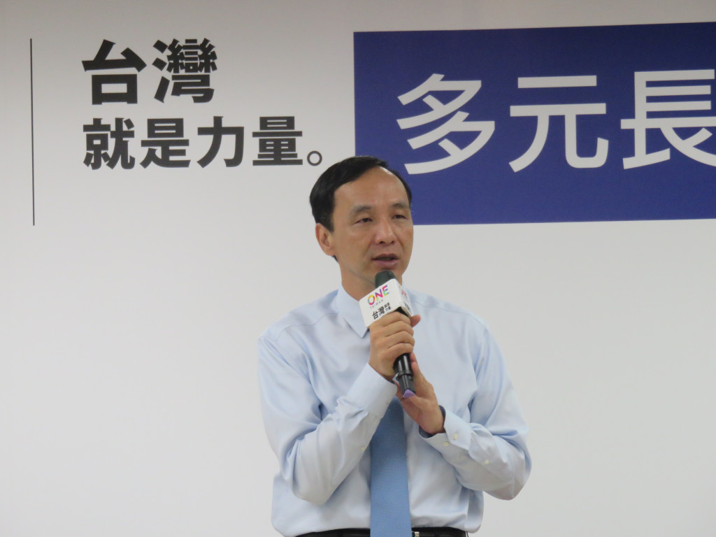 針對網友詢問，民選公職涉貪，政黨應連坐罰款，朱立倫團隊回覆表示同意。（記者唐詩攝影）